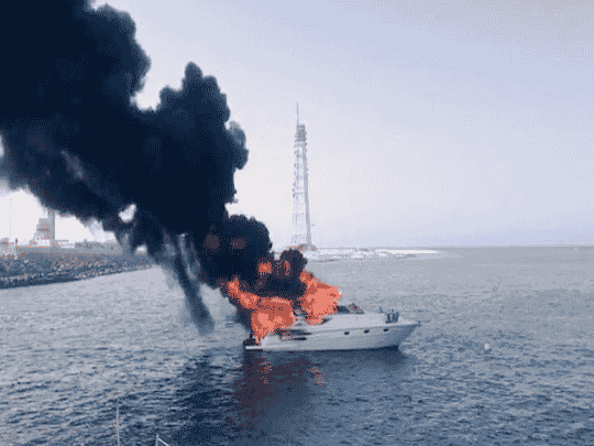 كيف أنقذ صيادون عُمانيون سياحاً أجانب بعدما التهمت النيران قاربهم وسط البحر | القصة الكاملة أنقذ صيادون عُمانيون سياحاً أجانب watanserb.com