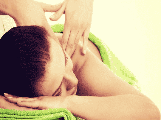 في الإمارات .. انتحل شخصية مفتّش حكومي ودخل لاغتصاب موظفة في مركز تدليك!! | القصة الكاملة اغتصاب موظفة في مركز تدليك watanserb.com