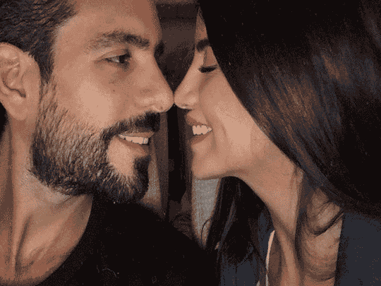 رجل أعمال سعودي يستفز المتابعين بفيديو جريء مع زوجته على الشاطئ في دبي رجل أعمال وزوجته watanserb.com