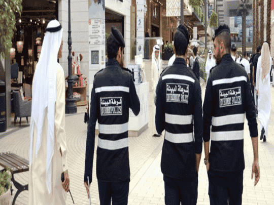 في الكويت.. امرأة تضرب شابين في الشارع وأُخرى تدهس عسكرياً وتصدم سيارته لهذا السبب! | القصة الكاملة امرأة تضرب شابين في الشارع watanserb.com