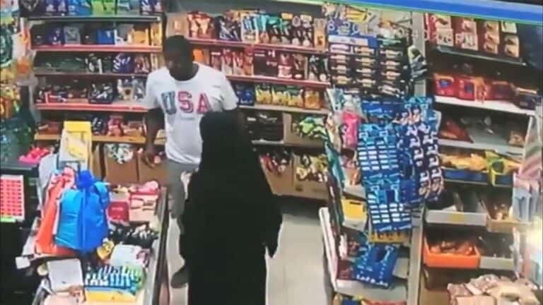 سعودي “قليل حياء” تحرش بفتاة منقبة جنسياً بالدمام وأثار جدلاً واسعاً.. هذا ما قاله زوجها | القصة الكاملة تحرش الدمام watanserb.com