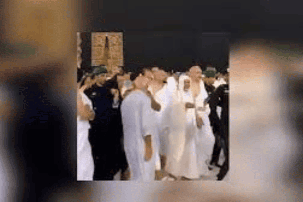 غضب واسع بعد ظهور خليفة حفتر يطوف حول الكعبة وسط حراسة مشددة في مكة المكرمة خليفة حفتر الكعبة watanserb.com