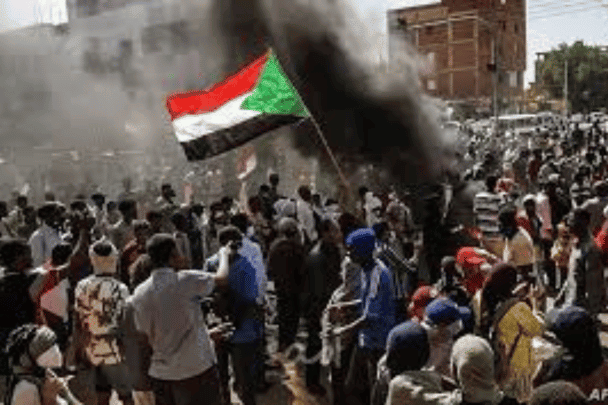 مقتل خمسة وإصابة 15 خلال فض اعتصام القيادة العامة للجيش السوداني بالعنف والرصاص اعتصام القيادة العامة الجيش watanserb.com