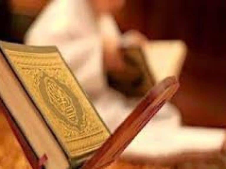 ما قام به أثار جنونهنّ .. رجل دين باكستاني يلقى عقاباً قاسياً من نساء لتحرّشه ببناتهنّ | القصة الكاملة watanserb.com