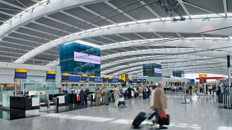 هروب فتاة كويتية إلى بريطانيا وطلبها اللجوء السياسي watanserb.com