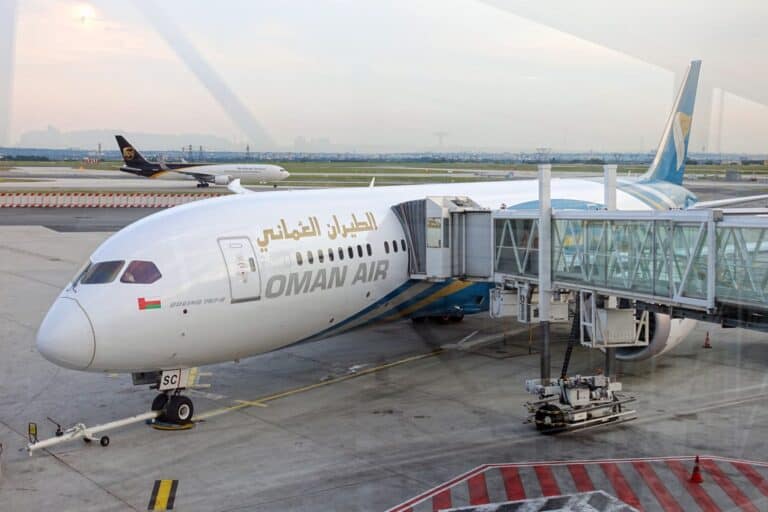كان على متنها مسؤولون عُمانيون .. القصة الكاملة لمنع السعودية هبوط طائرة عمانية | القصة الكاملة طيران السلام العماني watanserb.com