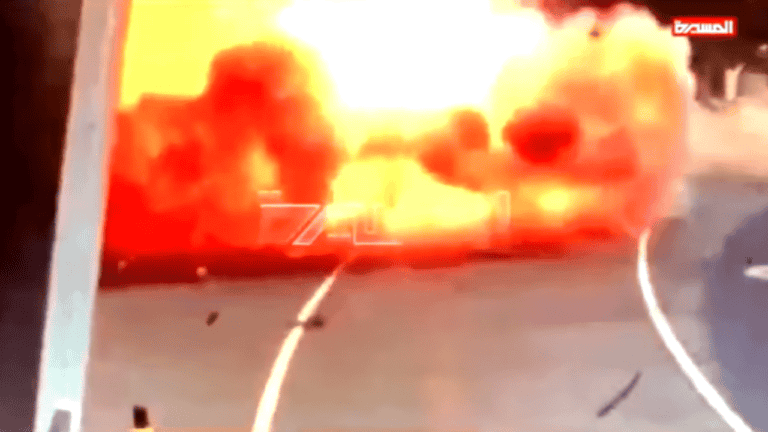 لحظة استهداف الحوثيين لمطار أبوظبي وتحويل حافلة لنقل الإمدادات إلى كتلة من اللهب watanserb.com