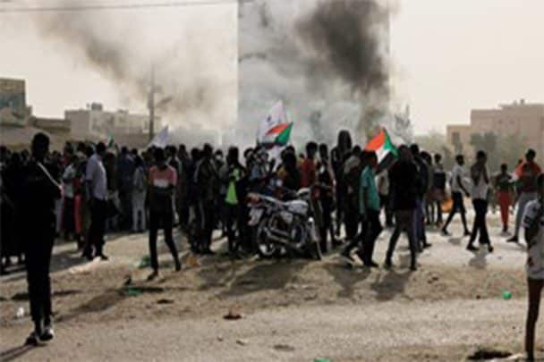 الأمن يلاحق متظاهرين السودان watanserb.com