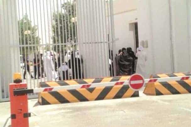 ذوي المعتقلين في سجن الرزين watanserb.com