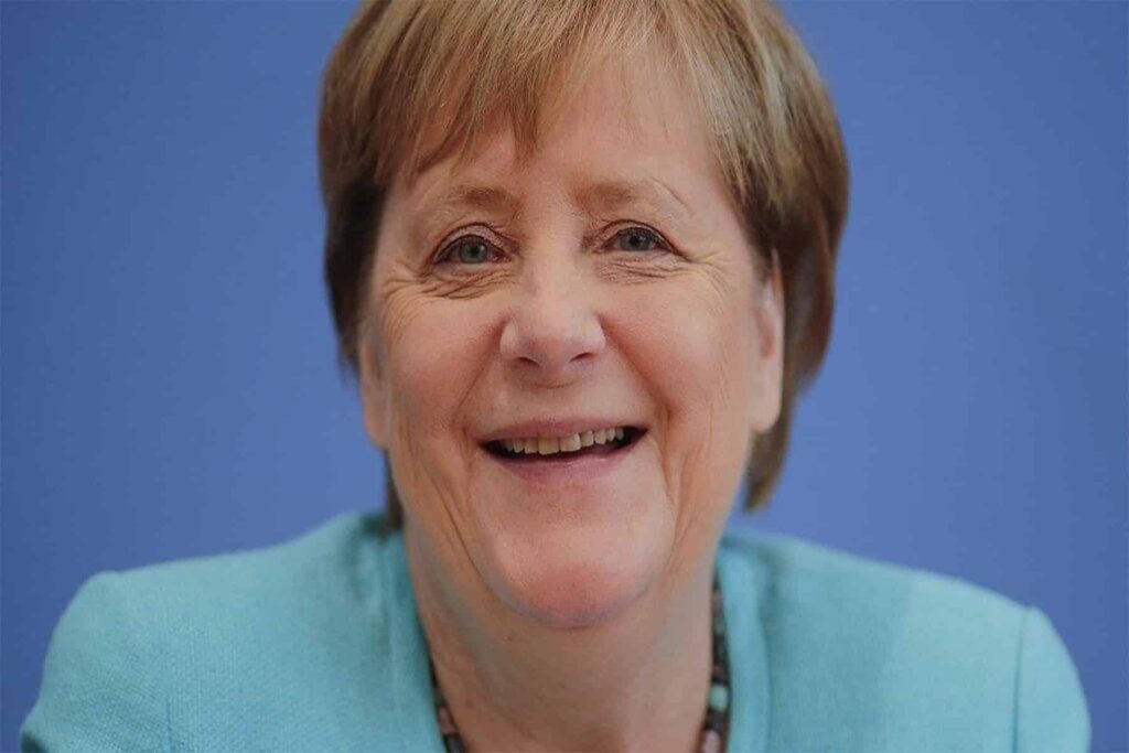 ميركل وهبوط الطائرة watanserb.com