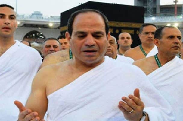 السيسي مستدبرا الكعبة watanserb.com