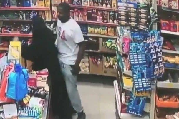 متحرش سعودي بفتاة منتقبة watanserb.com