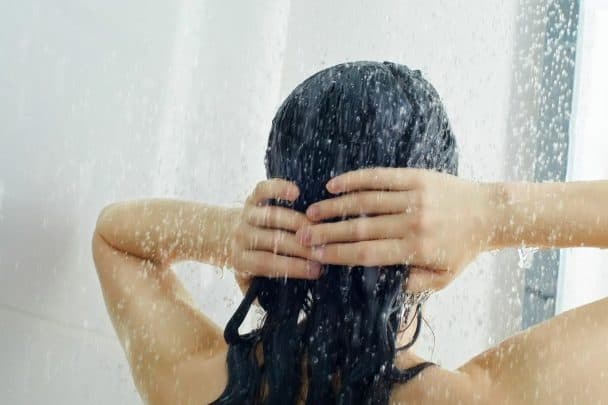 موظف إماراتي يواجه اتهامات بتصوير جارته أثناء استحمامها من نافذة الحمام تصوير فتاة أثناء استحمامها watanserb.com