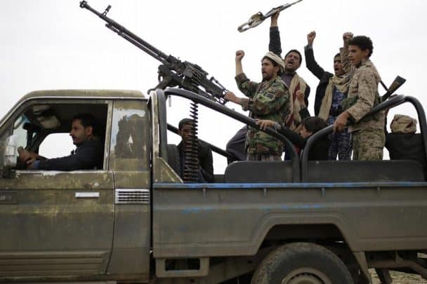 بعد أن حولوا مطاراتها لـ”ملطشة” بفعل ضرباتهم الجوية.. متحدث باسم الحوثيين يعرض تزويد السعودية بالسلاح! | القصة الكاملة الحوثيين watanserb.com