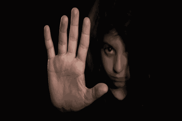 سجن شاب خليجي بتهمة تحريض فتاة على الدعارة مع أطفال وإخضاعها للتهديد بالإكراه فضيحة دكتورة في الامارات watanserb.com