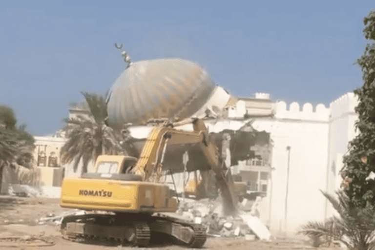 هدم مسجد ضمام بن السائب في سلطنة عمان لاستبداله بآخر أكبر وأكثر تجهيزًا للمصلين هدم مسجد في عمان watanserb.com