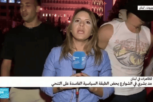 متظاهر يُقبل مذيعة فرانس 24 watanserb.com