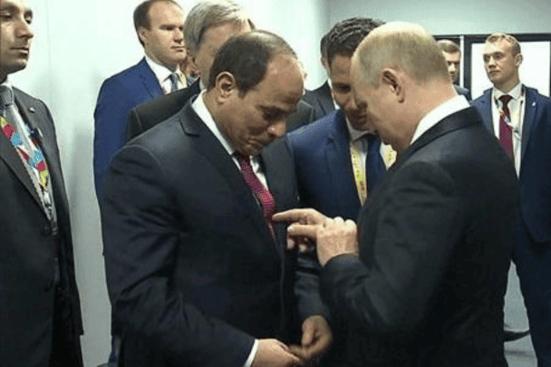 بوتين والسيسي يتبادلان الضحك حول ربطة العنق المتشابهة خلال القمة الروسية الإفريقية بوتين ربطة عنق السيسي watanserb.com