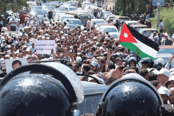 “همل” الأمن السري الإماراتي والسعودي حضروا خلال اضراب المعلمين .. مُعارض أردني يكشف معلومات خطيرة | القصة الكاملة الشيخ الحدبد اضراب المعلمين watanserb.com