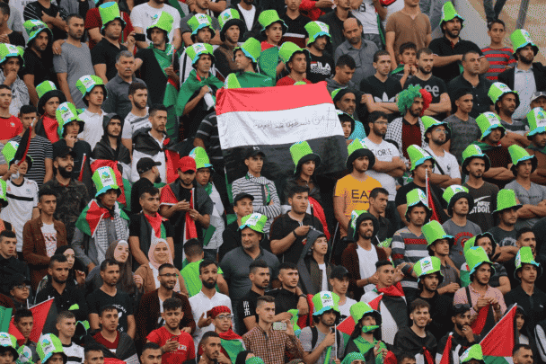 مشجع فلسطيني علم اليمن watanserb.com