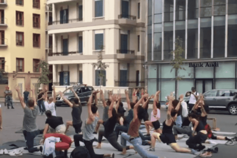 يوجا متظاهرين لبنان watanserb.com