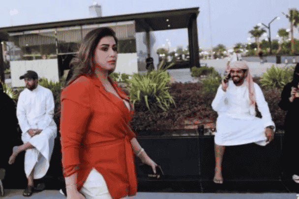 لن تتخيل ماذا فعل شبان سعوديين بـ مشاعل الجلعود بسبب خلعها العباءة! | القصة الكاملة مشاعل الجلعود watanserb.com