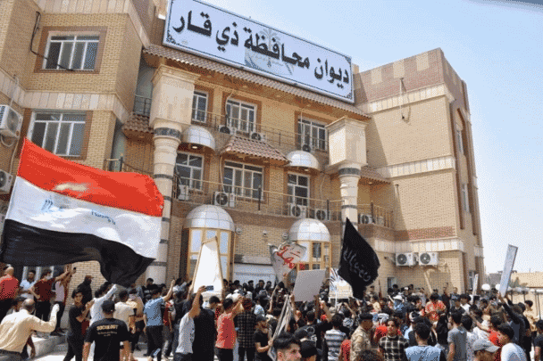 ماذا يحدث بالعراق؟.. مظاهرات غاضبة تجتاح البلاد وإحراق مقر للحكومة والسلطات تحظر “فيس بوك وتويتر وإنستجرام” | القصة الكاملة مبنى محافظة ذي قار watanserb.com
