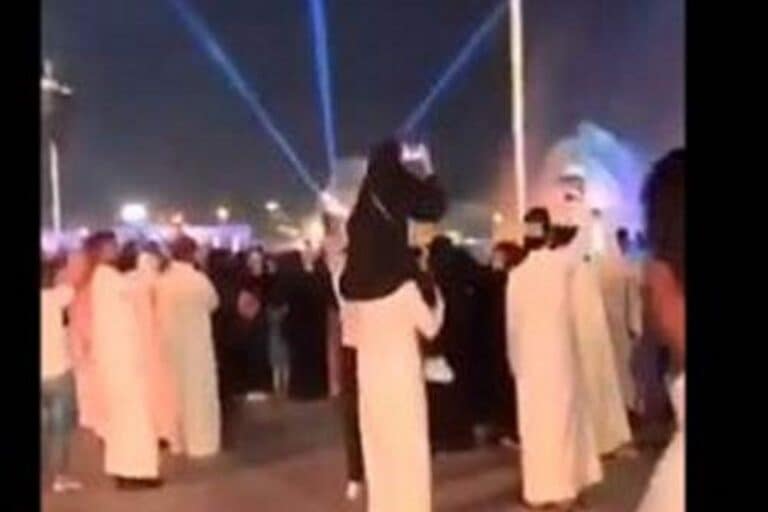 سعودي يحمل فتاة watanserb.com