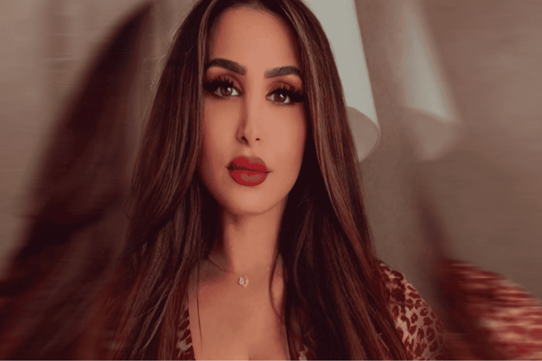 هند القحطاني تثير جدلًا واسعًا بعد نشر فيديو من غرفة نومها على مواقع التواصل الاجتماعي هند القحطاني على سريرها watanserb.com