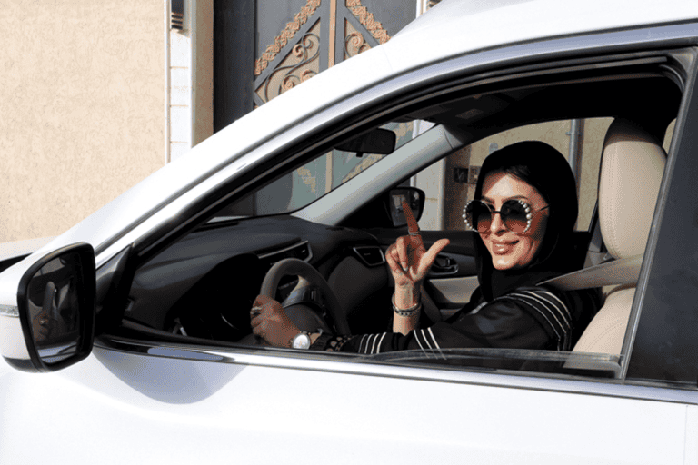 سعوديات يحتفلن بعملهن سائقات بالمملكة.. فيديو أثار جدلاً واسعاً ودفع هيئة رسمية للتعليق | القصة الكاملة سعوديات يحتفلن بعملهن سائقات watanserb.com