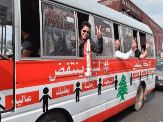 اللبنانيون وجدوا طريقة جديدة غير الرقص للتعبير عن غضبهم.. ما هي قصة حافلة “بوسطة الثورة” التي أثارت جدلاً واسعاً في لبنان | القصة الكاملة حافلة بوسطة الثورة watanserb.com