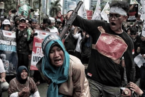 اضطهاد مسلمي “الإيغور” بالصين وصل مرحلة مرعبة.. النساء أُجبرن على مشاركة نفس السرير مع مسؤولين حكوميين | القصة الكاملة اضطهاد مسلمي الإيغور بالصين watanserb.com