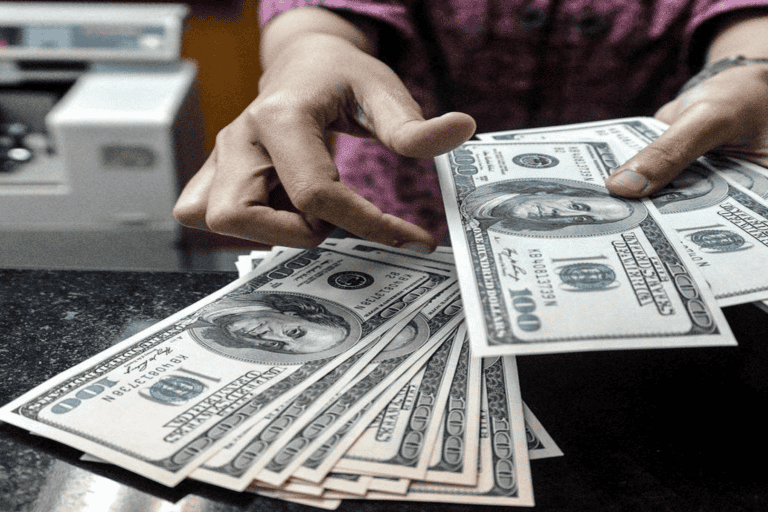 رجل أعمال يطلب العفو watanserb.com