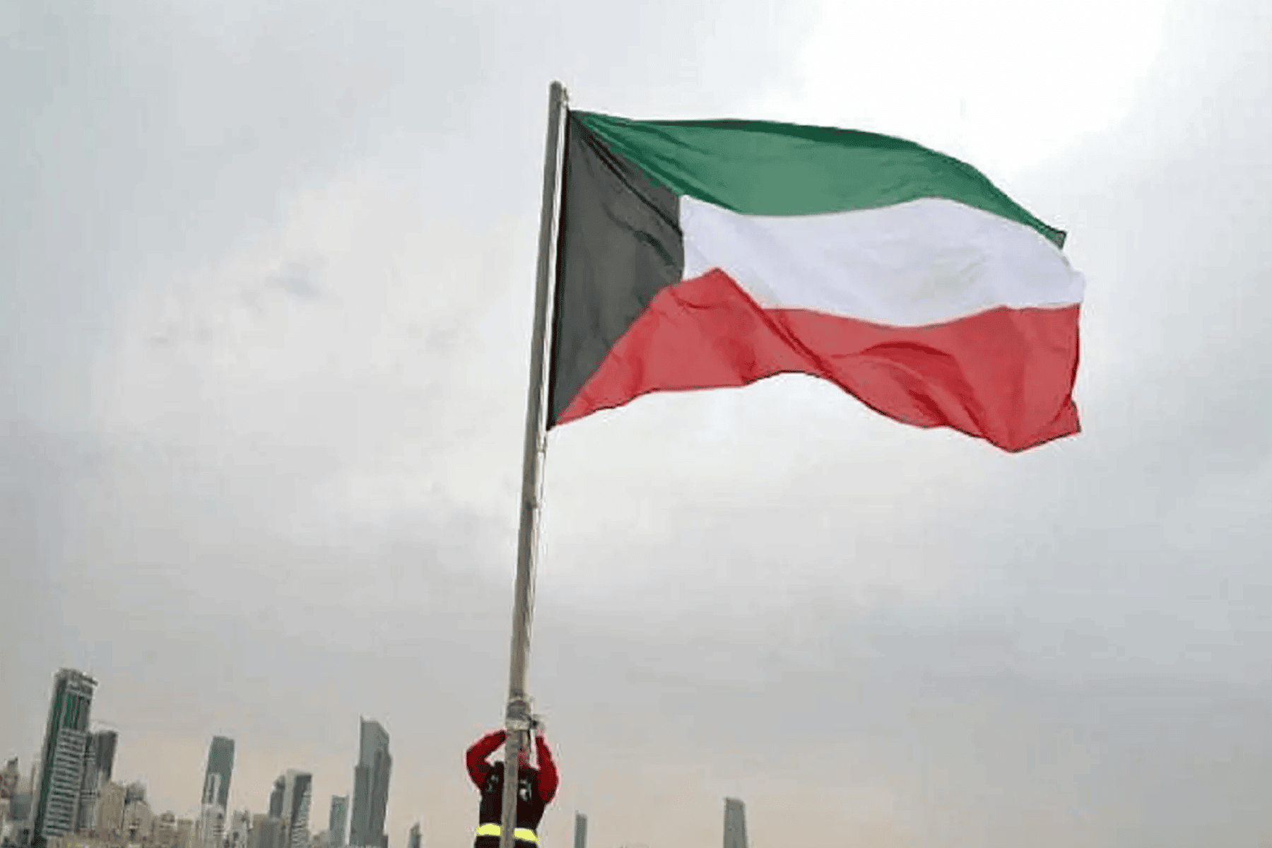 “شلّة” مراهقات أشعلنها في أحد المجمعات بالكويت!! | القصة الكاملة مراهقات في الكويت watanserb.com