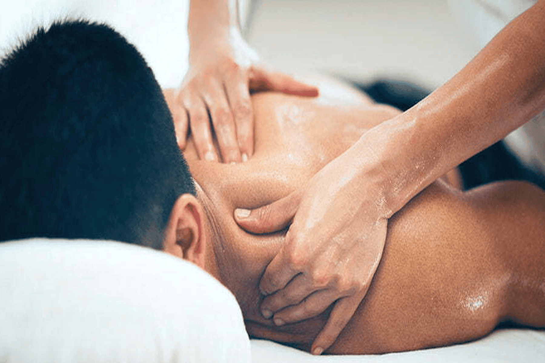 لن تصدق .. هذا ما حدث لرجل في دبي أوقفته مجموعة من النساء وعرضن عليه عمل تدليك! | القصة الكاملة اعتداء على رجل في دبي watanserb.com