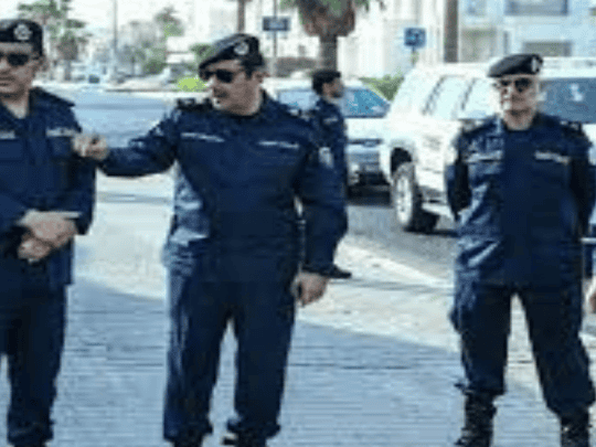 شاب وفتاة داخل سيارة watanserb.com