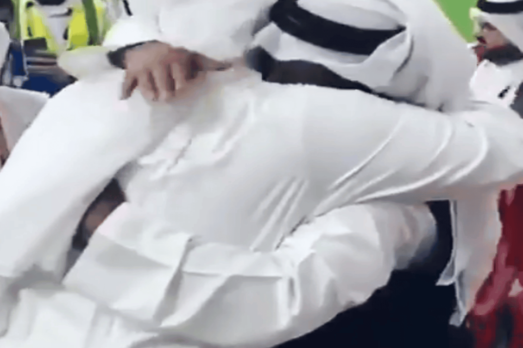 فيديو مُبكي لمواطن بحريني التقى أحد أقاربه في المدرجات بالدوحة صدفة بعدما فرق الحصار الأهل وقطع الرحم | القصة الكاملة فيديو لمواطن بحريني watanserb.com