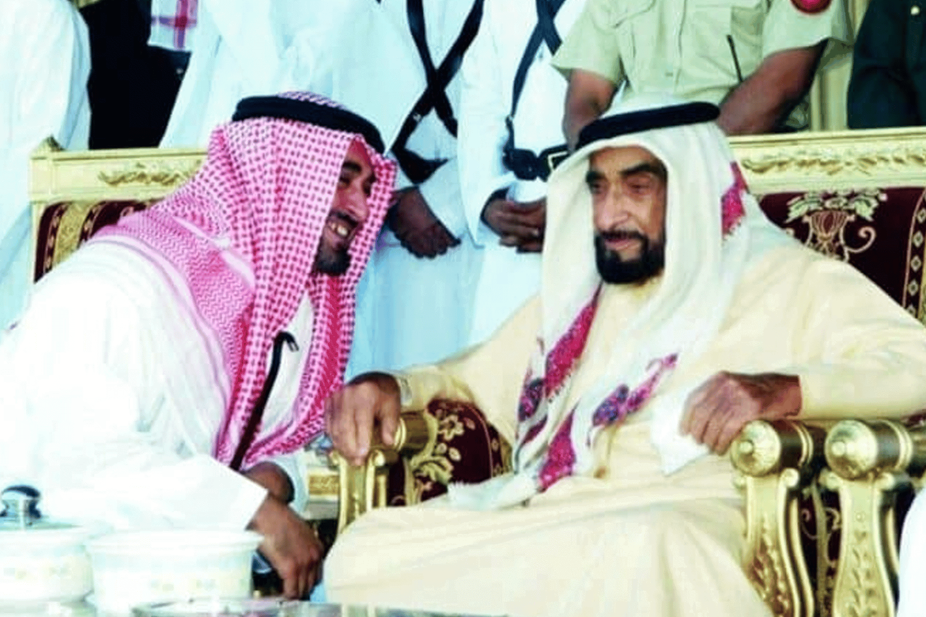 الشيخ زايد طلب من الملك حسين مساعدته بكتابة تاريخ للإمارات فأرسل له هذا الشخص الذي صدمه بما قاله عن سلطنة عُمان | القصة الكاملة كتابة تاريخ للإمارات watanserb.com