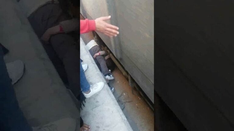 الأب الذي انقذ طفلته من تحت عجلات القطار watanserb.com