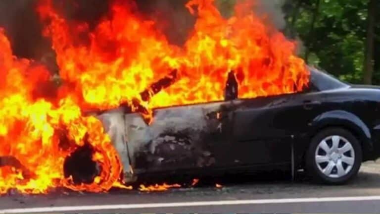 جريمة مرعبة في الإمارات .. وضع جدّته في سيارة وأحرقها لمنعها من تحويله إلى أنثى بالسّحر!! اماراتي يشعل السيارة بجدته watanserb.com