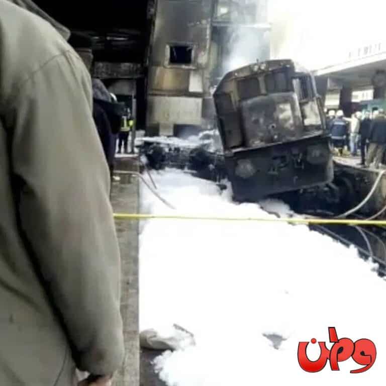 شاب أراد التباهي بين أصدقائه بحركاته البهلوانية فسقط تحت عجلات قطار مسرع! شاب هندي تحت القطار watanserb.com