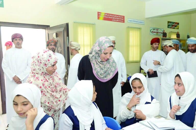 حقيقة إغماء طلبة واستاذ بسبب فيروس كورونا في مدرسة بسلطنة عمان اغلاق المدارس في سلطنة عمان watanserb.com