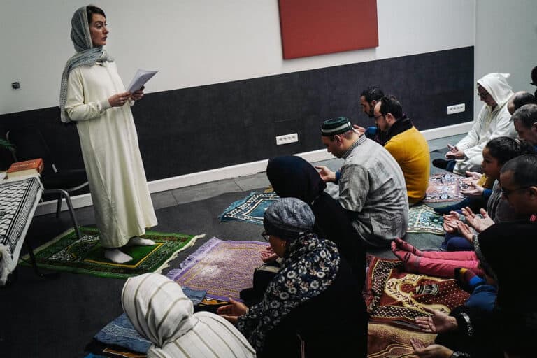 امراة فرنسية تخطب الجمعة watanserb.com