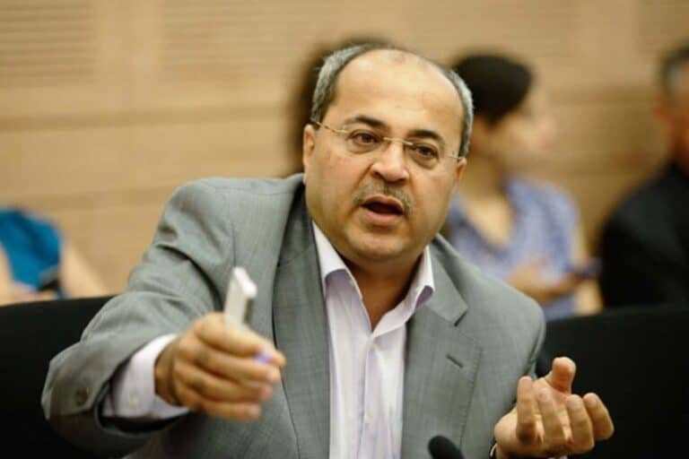 فعلها من قبله مرزوق الغانم.. النائب أحمد الطيبي يمزق بنود صفقة القرن أمام أعضاء الكنيست ويدوسها بقدميه أحمد الطيبي يمزق بنود صفقة القرن watanserb.com