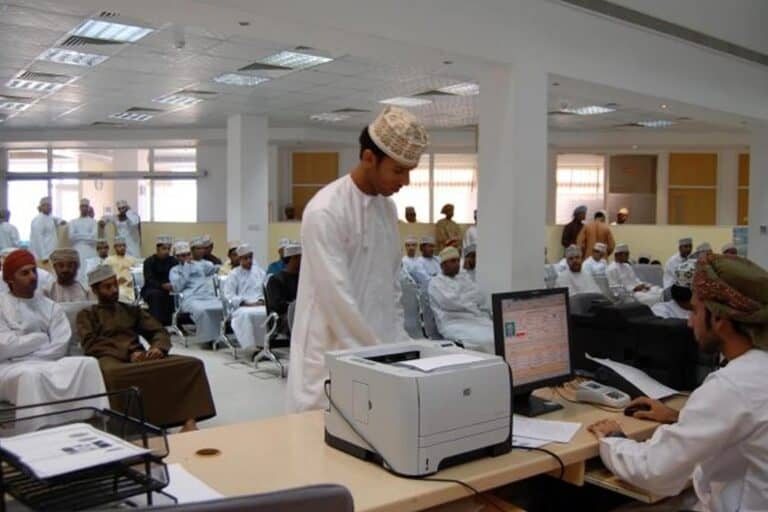 مواطن عماني يشرح قصة تسريحه من العمل watanserb.com