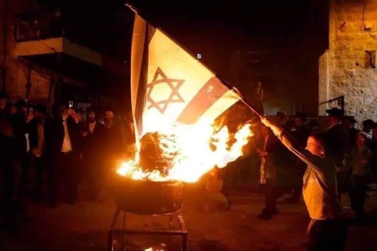 بحريني يحرق علم اسرائيل watanserb.com