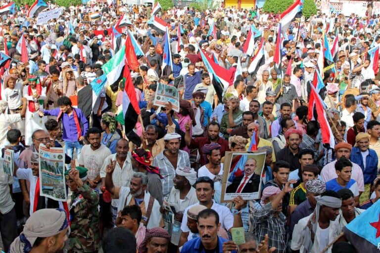 الإمارات تنظم مظاهرة في عدن watanserb.com