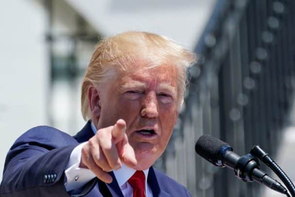 ترامب يبدأ الانتقام مع كل الاشخاص الذين شهدوا ضده.. هذا ما فعله مع سفير أمريكا بالاتحاد الأوروبي وضابطاً رفيعاً ترامب ينتقم من الاشخاص الذين شهدوا ضده watanserb.com