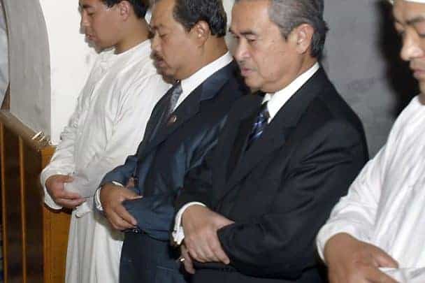 رئيس وزراء الصين يصلي بأحد المساجد watanserb.com