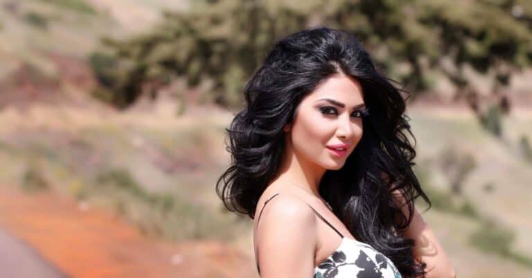 فنانة سورية شهيرة تثير جدلاً واسعاً بعد ظهورها تستعرض مؤخرتها بطريقة فاضحة ومستفزة! دانا جبر watanserb.com